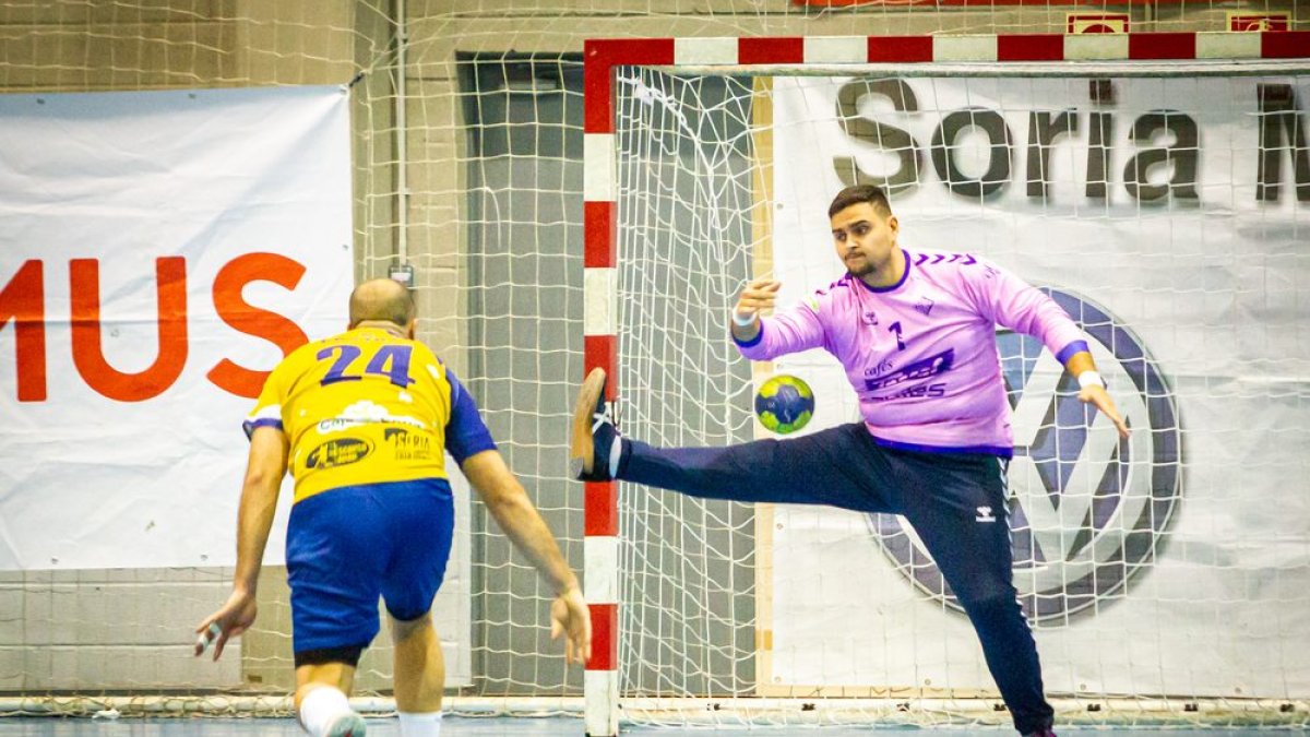 Castillo, durante un partido del BM Soria. MARIO TEJEDOR