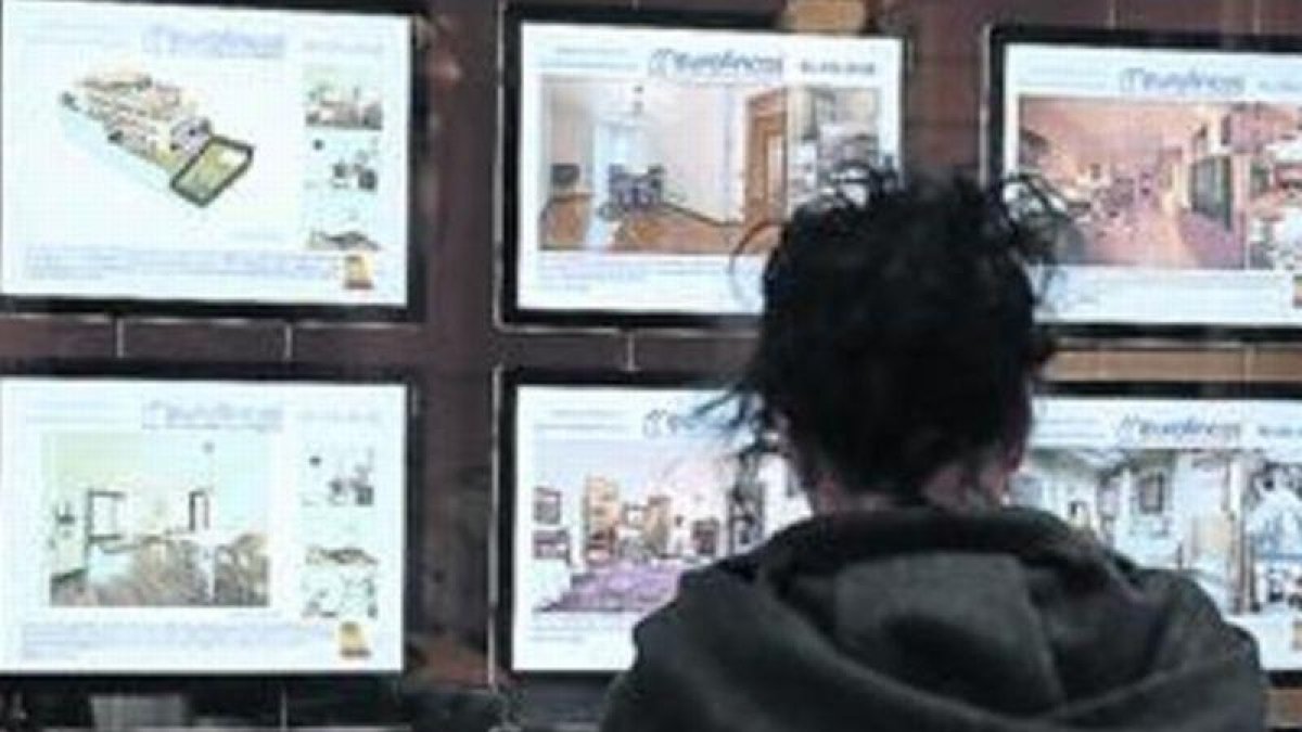 Oferta de pisos en venta y alquiler en una inmobiliaria en una imagen de archivo. HDS.
