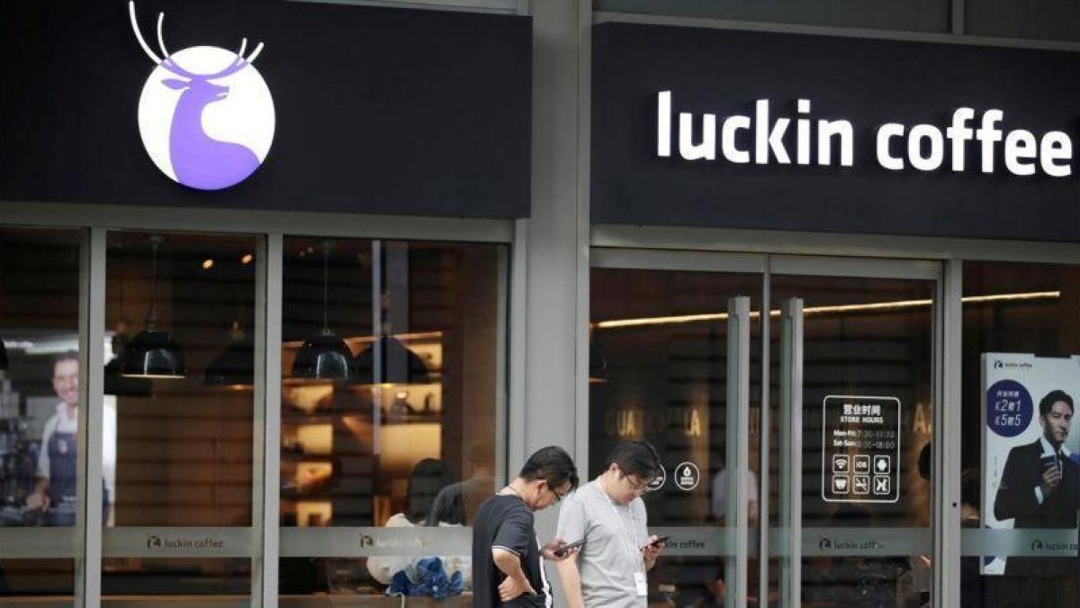 Un establecimiento de Luckin Cofee en Pekín.-REUTERS