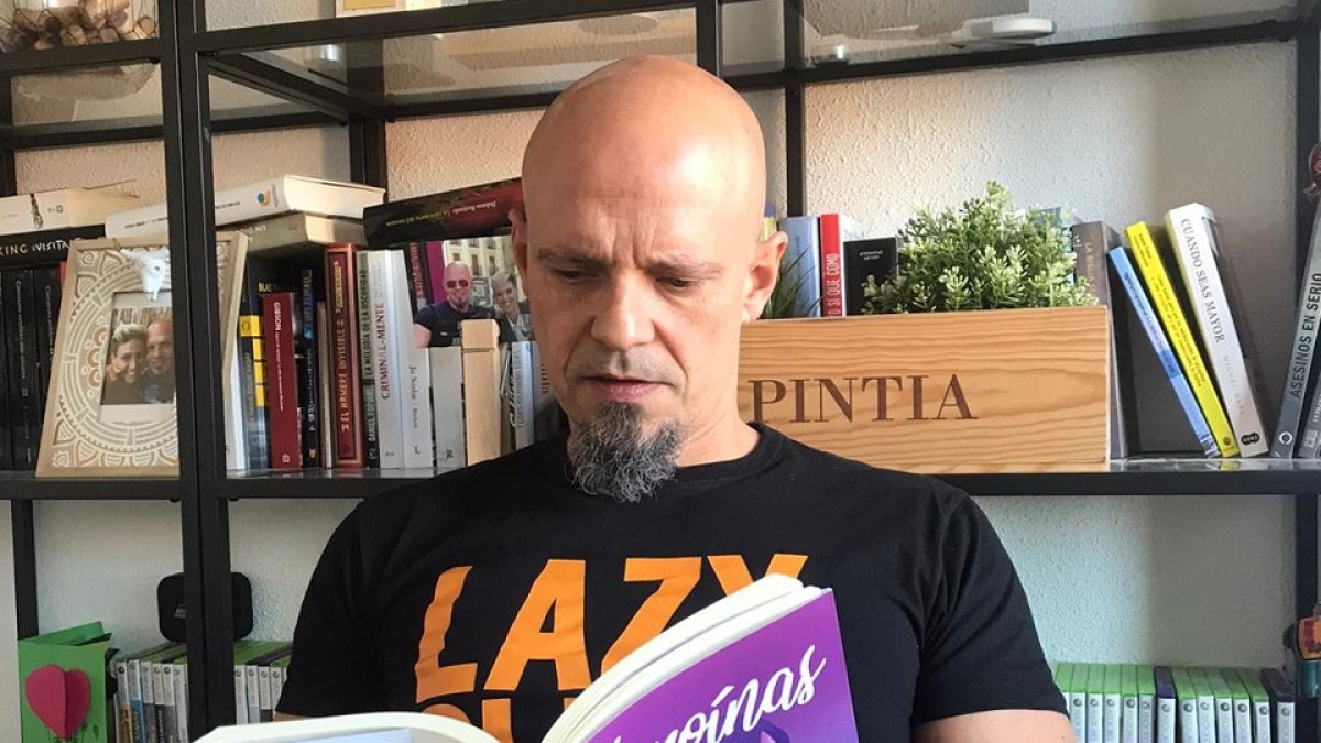 César Pérez Gellida en su domicilio vallisoletano leyendo uno de los libros elegidos para este confinamiento. Junto a estas líneas, algunas de las portadas de los libros que los escritores leen durante estos días.