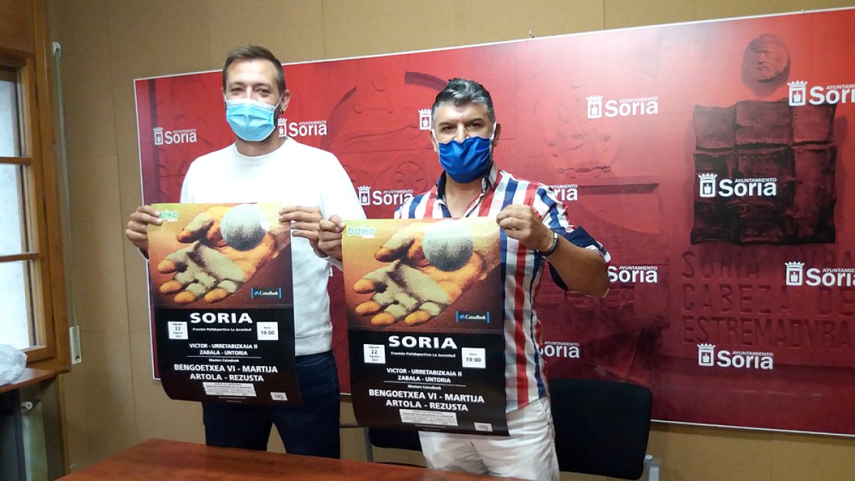 Salvador y Gorostiza en la presentación de ayer del Máster Caixabank que se celebrará el día 22. T.R.