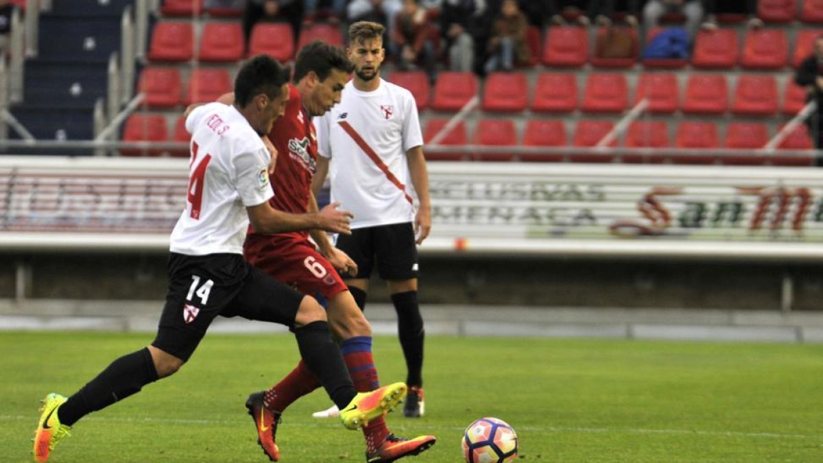 Íñigo Pérez en el encuentro de la primera vuelta ante el Sevilla Atlético en Los Pajaritos.-Diego Mayor