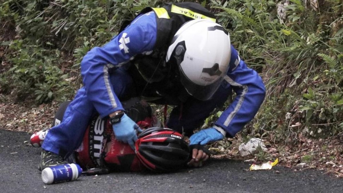 Richie Porte, atendido tras caer.-AP / CHRISTOPHE ENA