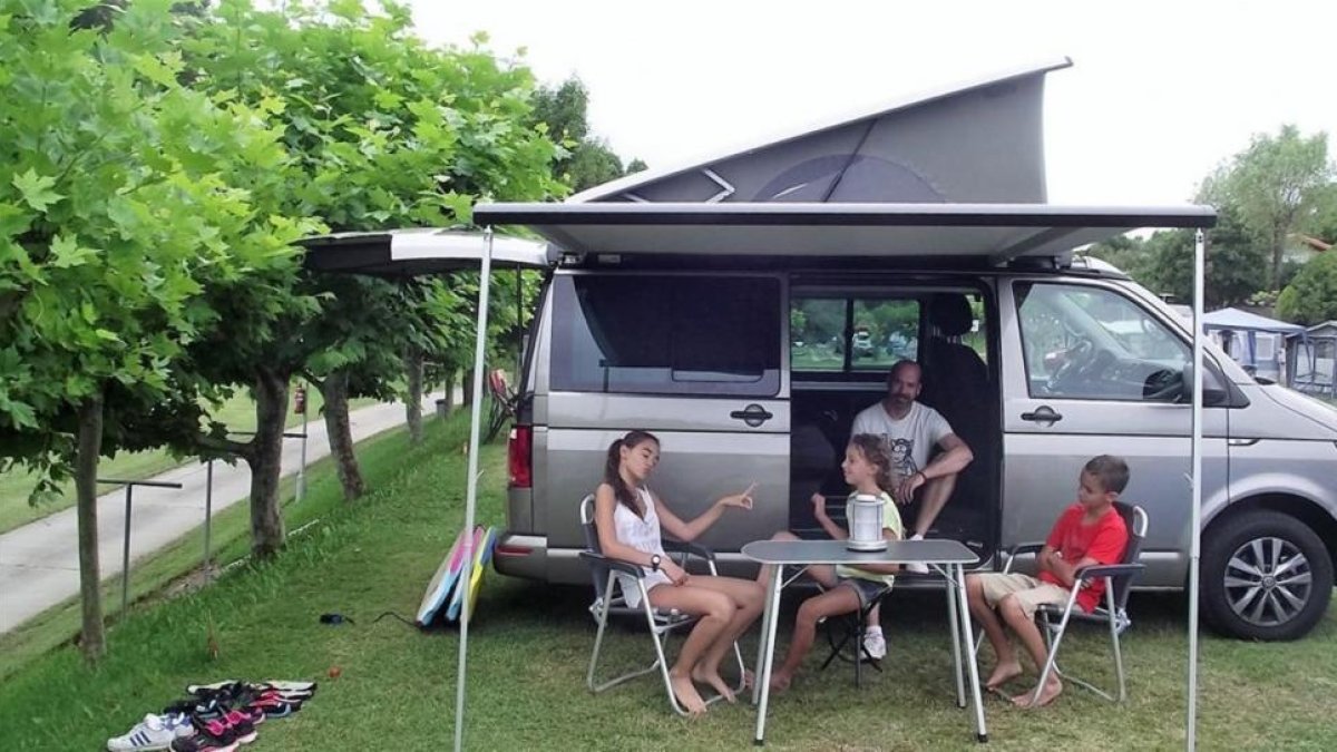 Una familia en un camping.
