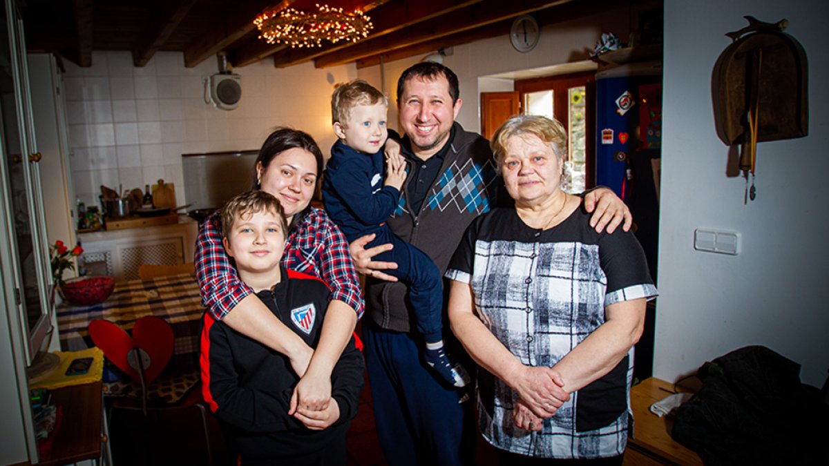 La familia de Oleg y Anna ya en El Quintanarejo - MARIO TEJEDOR