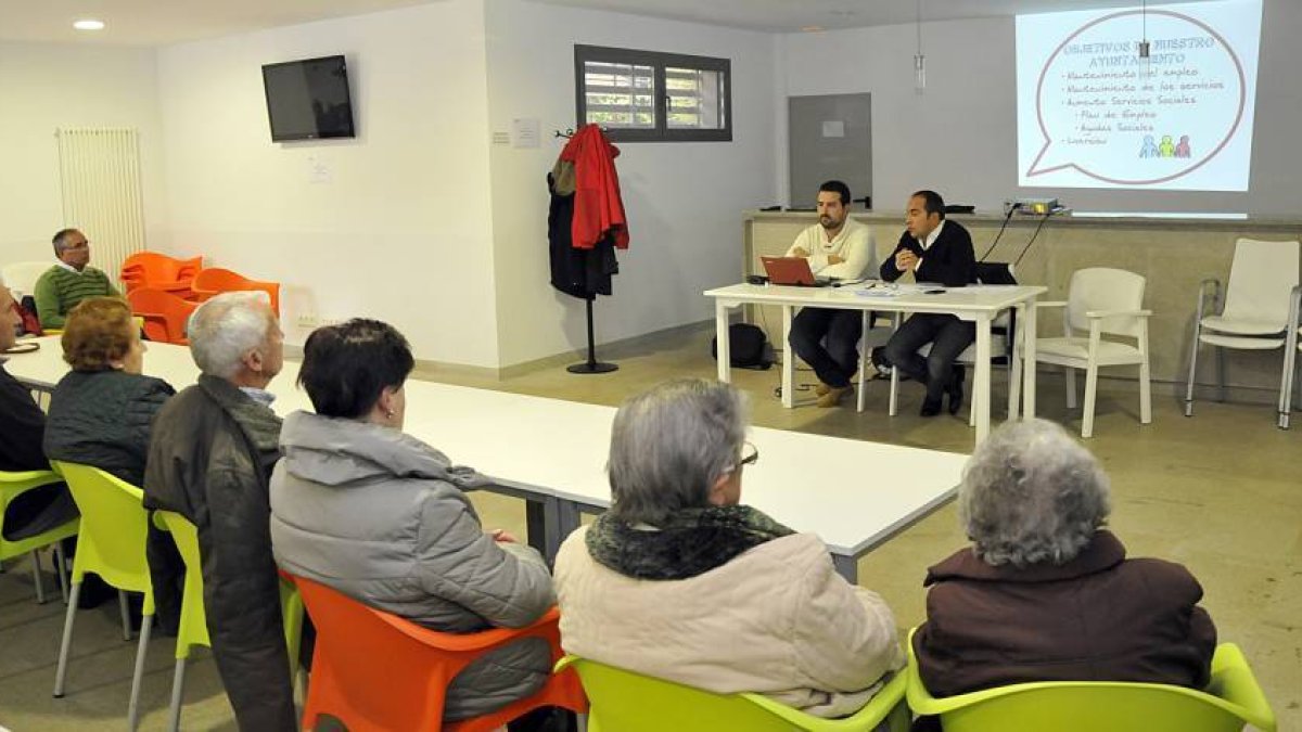 Una de las reuniones de los representantes municipales para dar a conocer los presupuestos a los vecinos.-DIEGO MAYOR
