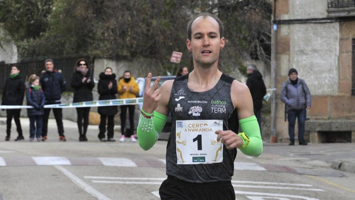 Miguel Ángel Castaño en el momento de cruzar la meta como ganador del la carrera Cerco a Numancia.-Valentín Guisande