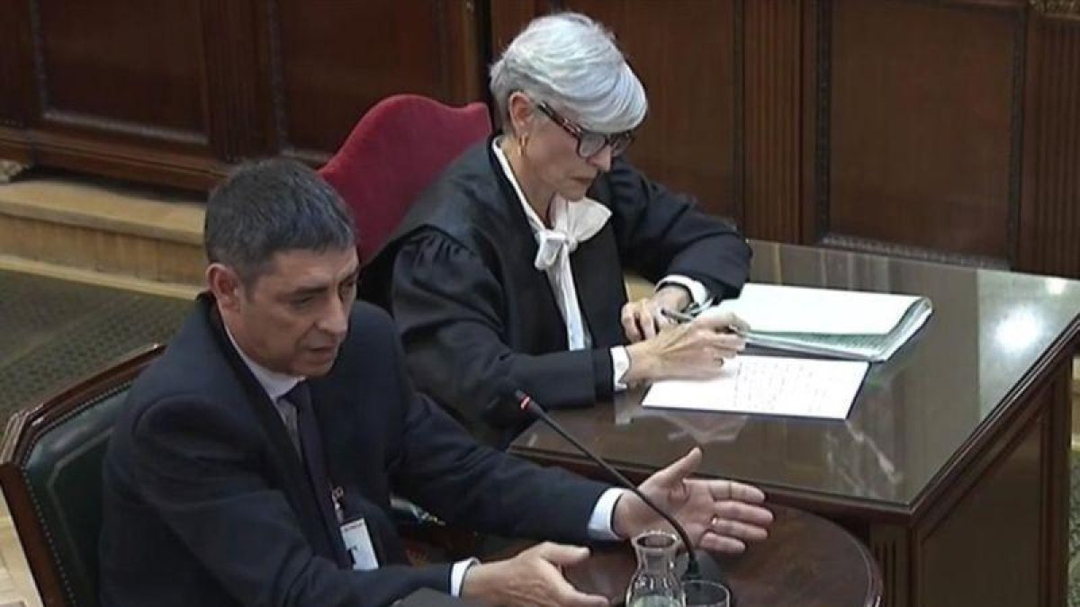 Josep Lluís Trapero y su abogada, Olga Tubau.-EL PERIÓDICO
