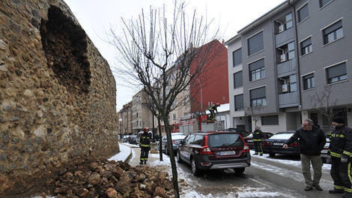 La parte de la muralla que se desprendió ayer en la zona de Santa Clara. / VALENTÍN GUISANDE-