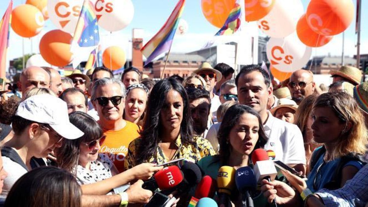 Arrimadas en la fiesta del Orgullo: Cs no va a dejar de ir a ninguna fiesta de la libertad.-EFE / J.J. GUILLÉN