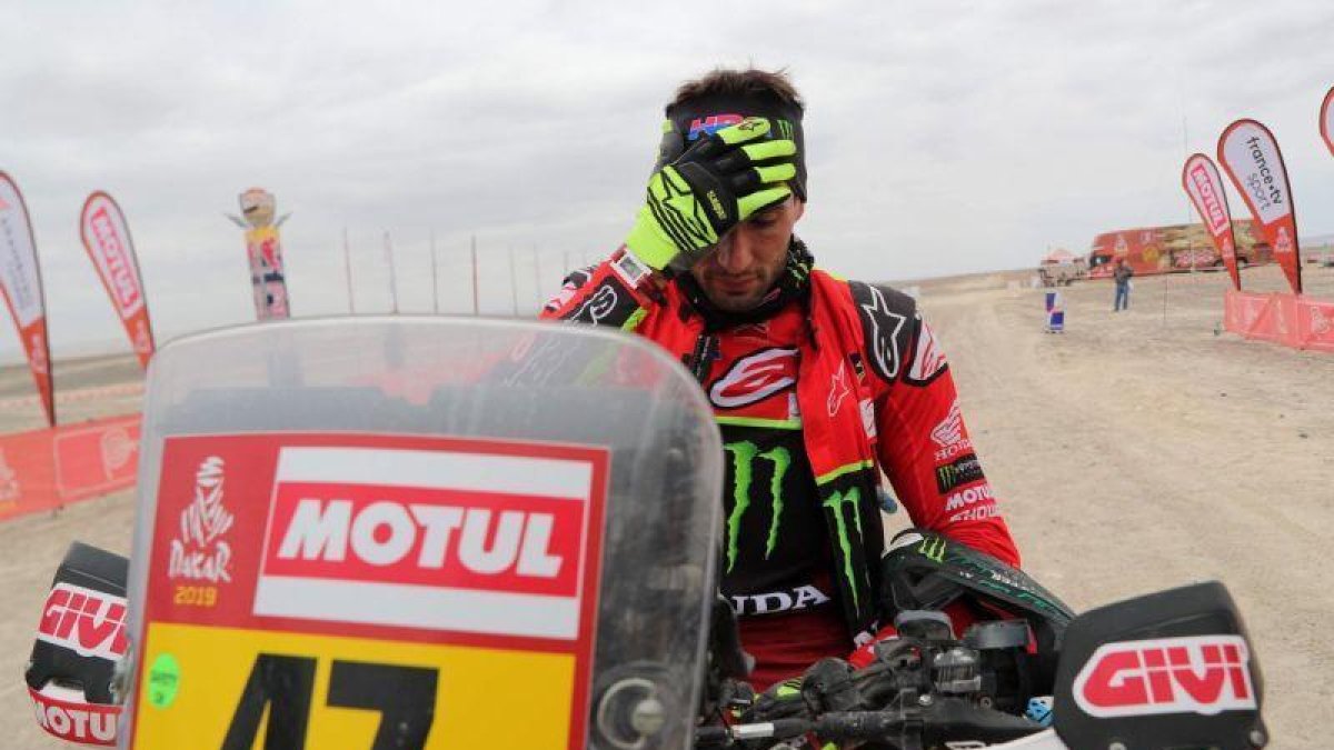 Kevin Benavides, en un control de tiempos, durante la octava etapa del Dakar.-EFE