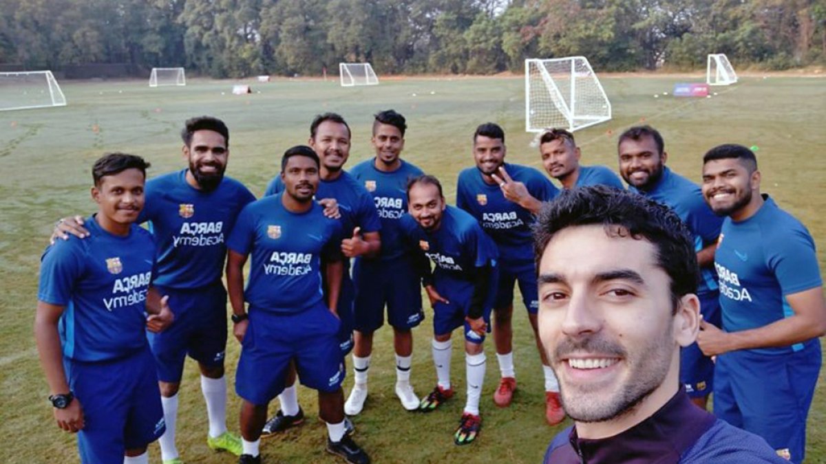Alberto Lafuente con alguno de los integrantes de la Barça Academy Pune. HDS
