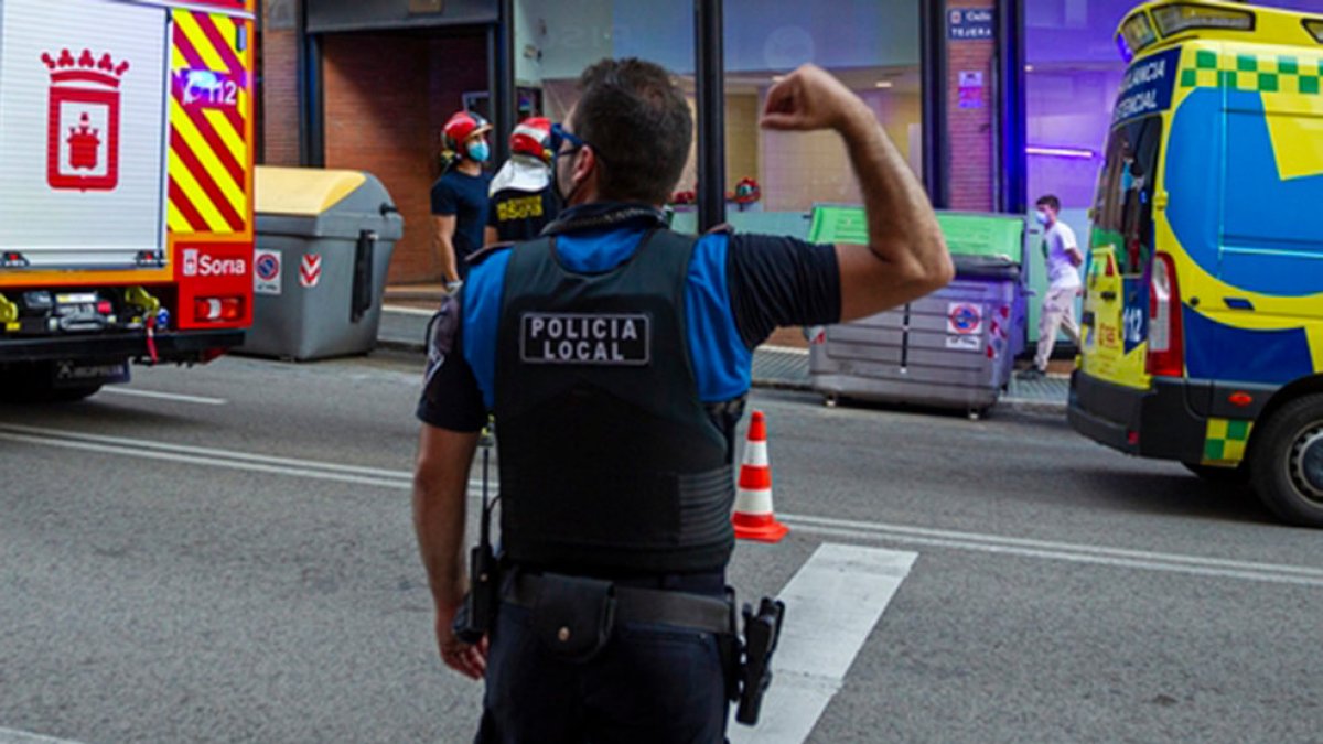 Un agente de la Policía Local. MARIO TEJEDOR