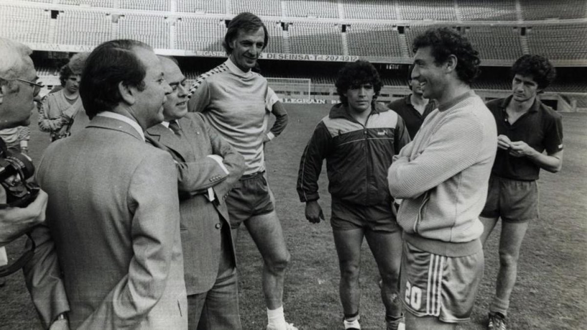 Josep Lluís Núñez y Jordi Pujol hablan con Quini en presencia de César Menotti, Diego Maradona y Àngel Pichi Alonso.-/ XAVIER VALLS