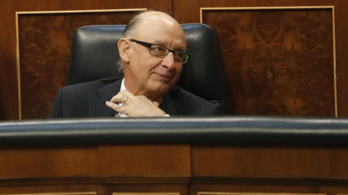 Cristóbal Montoro en su escaño.-Javier Lizon / EFE