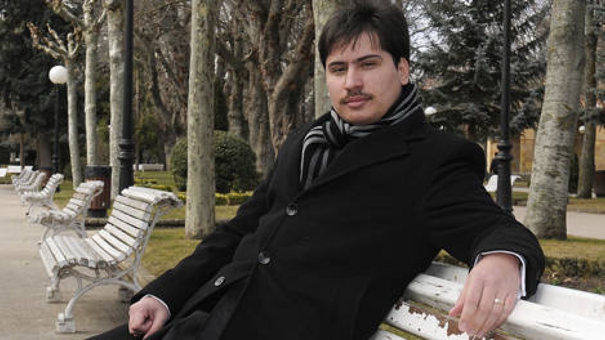 Ionita Ioan sentado en un banco de la Dehesa. / V.G.-