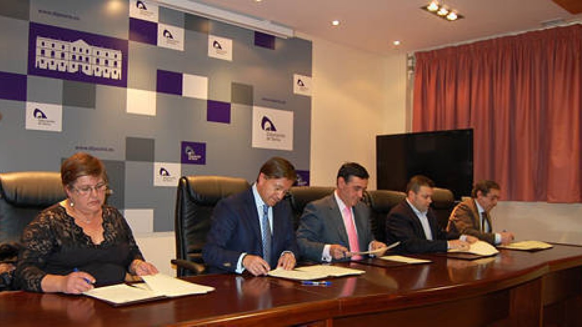 Pinilla, Martínez, Pardo, Bonilla y Miguel suscriben el convenio que incluía la ayuda para gastos financieros. / DIPUTACIÓN-