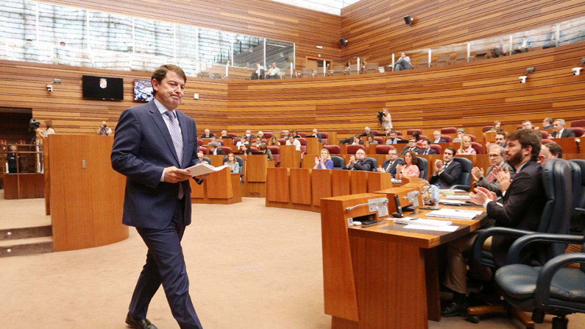 El presidente de la Junta de Castilla y León, Alfonso Fernández Mañueco, en las Cortes. ICAL
