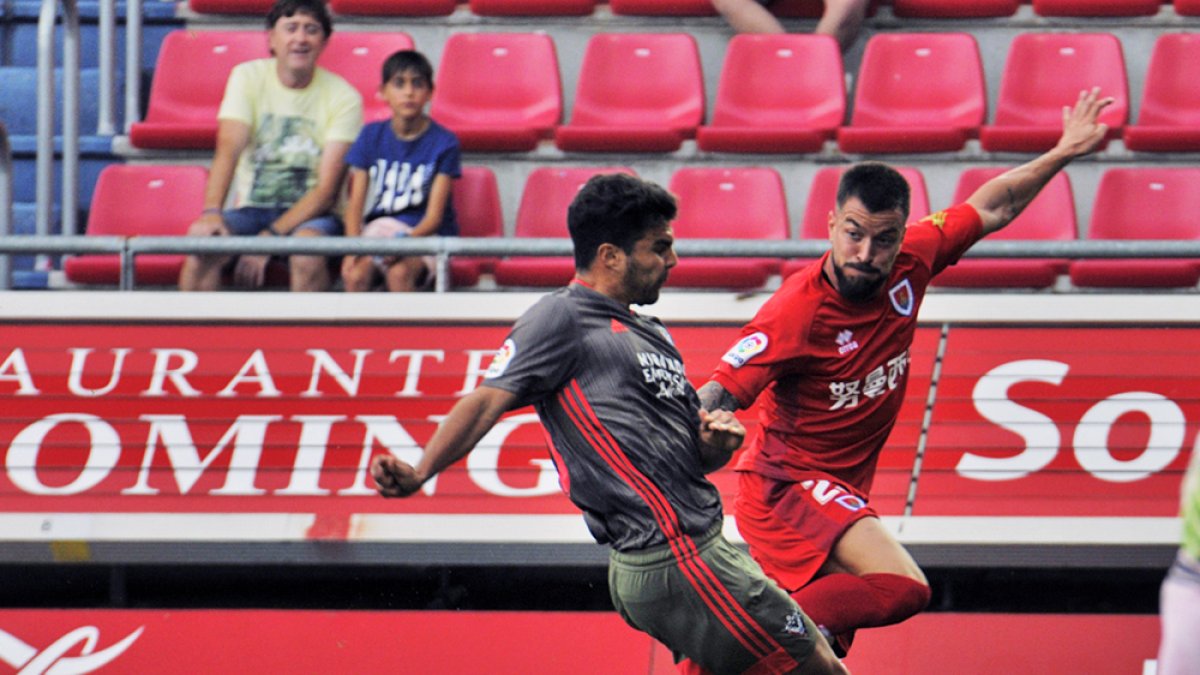 Imagen del partido en el que se vieron las caras el Numancia y el Mirandés en la primera vuelta en Los Pajaritos. HDS