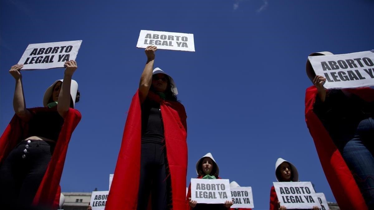 Activistas argentinas disfrazadas del personaje de El cuento de la criada en la manifestación del 8 de marzo en Buenos Aires.-