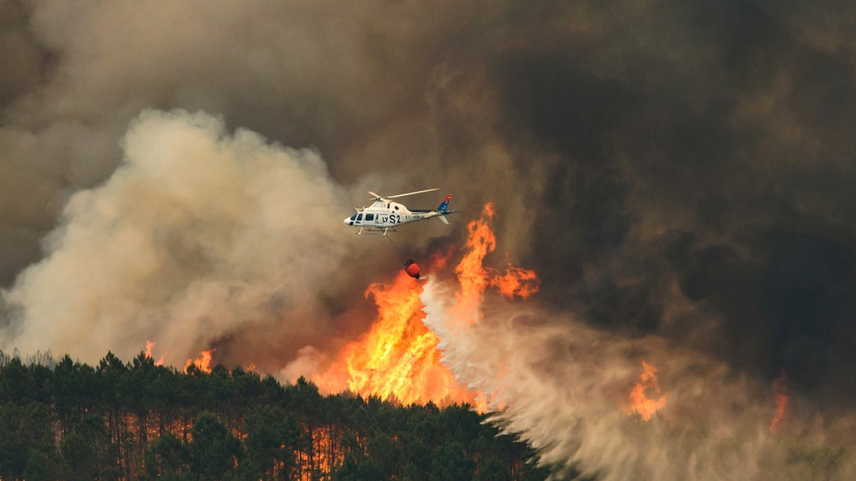 Un helicóptero de Castilla y León interviene en el incendio entre la Sierra de Gata y Las Hurdes. VICENTE-ICAL