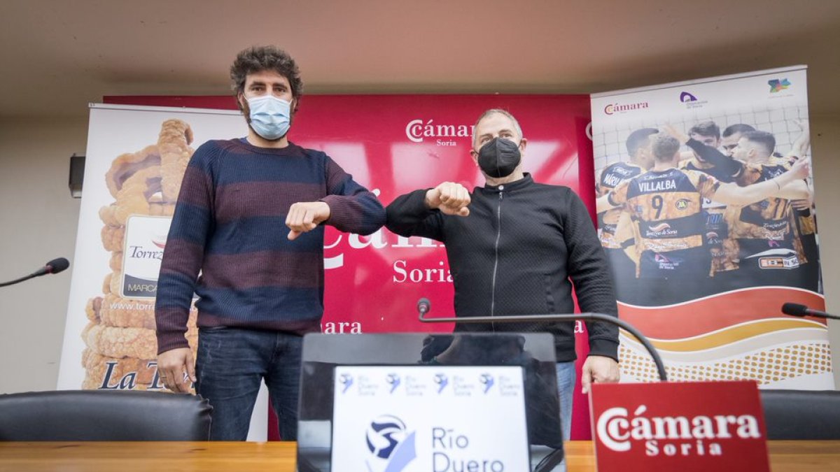 Manolo Sevillano junto al presidente del club, Alfredo Cabrerizo, en su presentación oficial. GONZALO MONTESEGURO