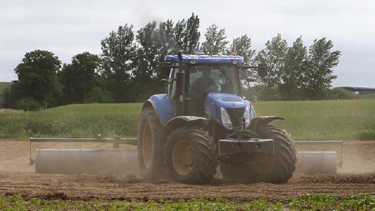 Tractor operando en el campo.-