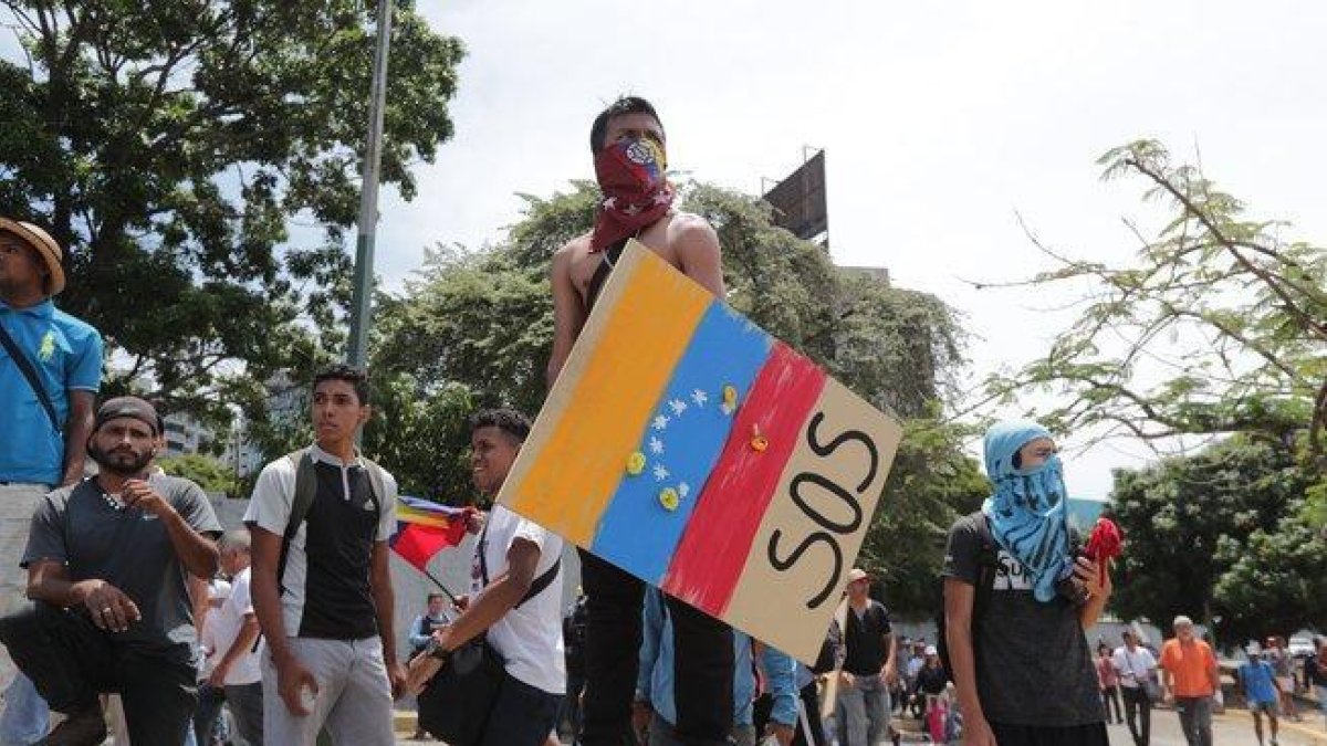 Opositores participan en una manifestacion en las calles de Caracas, Venezuela.-EFE