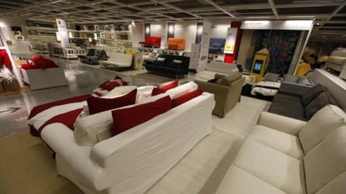 Interior de un centro de Ikea.-