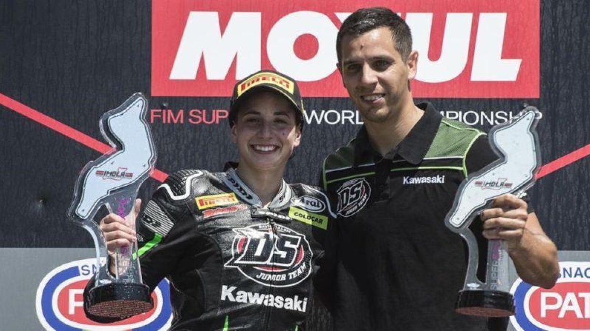 Ana Carrasco, junto a su jefe de equipo, en el podio de Imola, el pasado domingo.-DS JÚNIOR TEAM