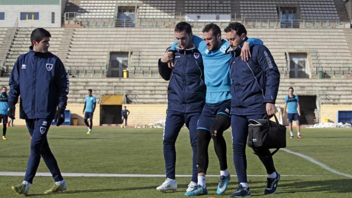 Higinio en el momento de abandonar lesionado el entreno.-Mario Tejedor