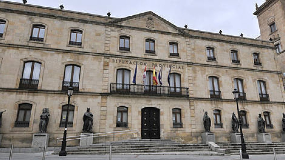 Exterior de la Diputación Provincial. / VALENTÍN GUISANDE-