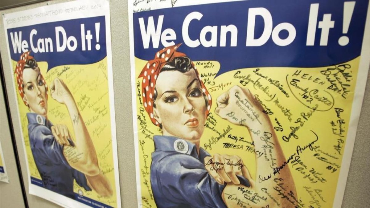 Poster firmado de las antiguas Rosies en las oficinas del Rosie the Riveter World War II Home Front National Historic Park, en Richmond, California.-/ ERIC RISBERG