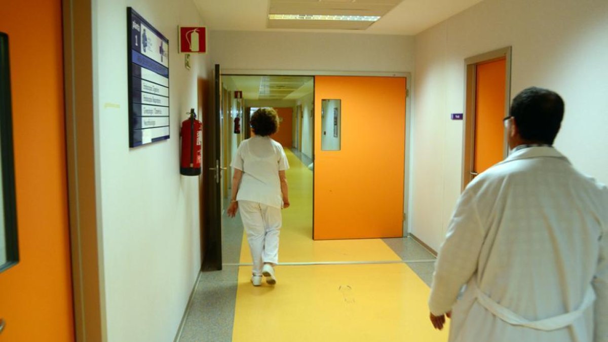 Personal sanitario en los pasillos de Santa Bárbara.-Álvaro Martínez
