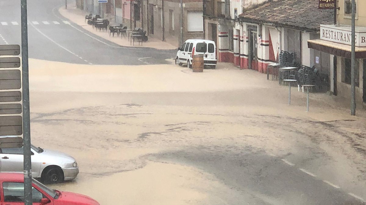 El agua entró a algunos locales.-A. HERNANDO