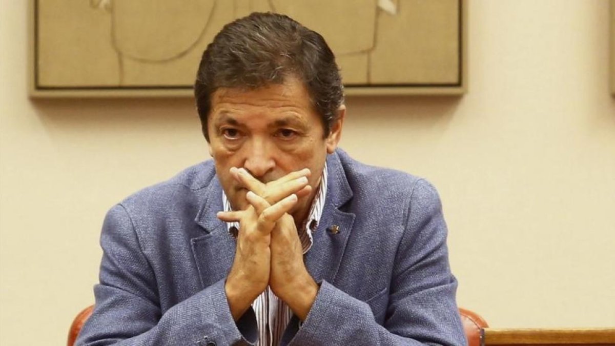 Javier Fernández, presidente de la gestora del PSOE, en el Congreso.-AGUSTÍN CATALÁN
