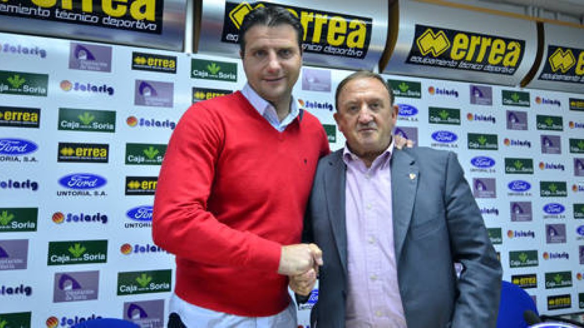 El director deportivo César Palacios junto al presidente del Numancia, Francisco Rubio. / ÁLVARO MARTÍNEZ-
