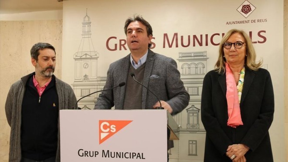 Los concejales de Ciudadanos en Reus Guillermo Figueras, Juan Carlos Sánchez y Pepa Labrador, este martes en una rueda de prensa.-NURIA TORRES (ACN)