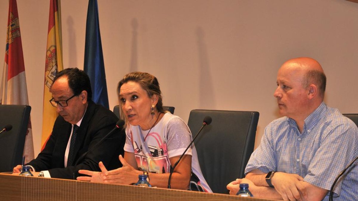 Un momento de la presentación en el salón de actos de la Delegación Territorial-VALENTÍN GUISANDE
