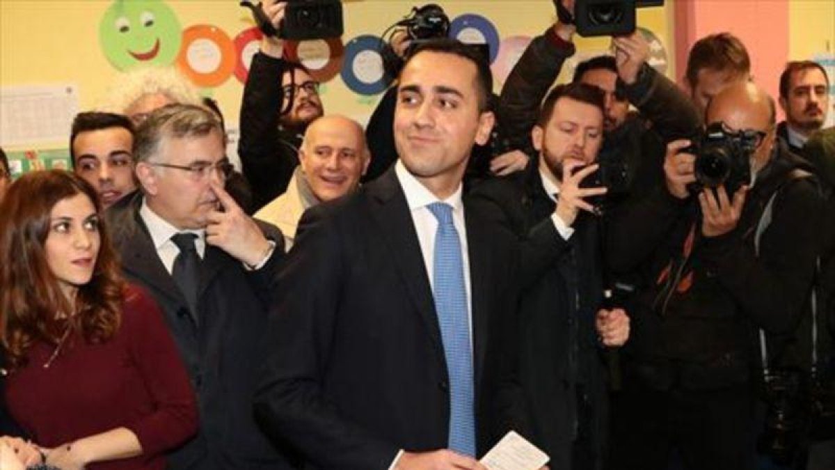 Luigi di Maio acude a votar en Nápoles.-AFP