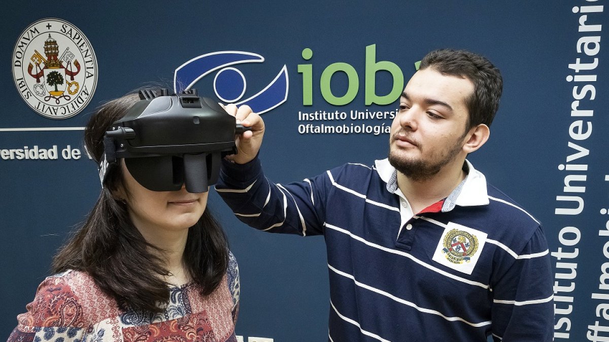 Dos investigadores prueban el prototipo en las instalaciones del IOBA. J. M. LOSTAU