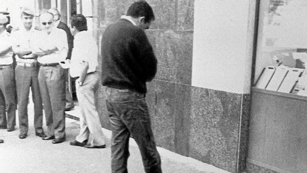 López Represa, de espaldas, tras el asesinato. EFE-