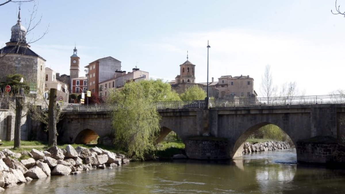 Río Duero a su paso por Almazán. HDS
