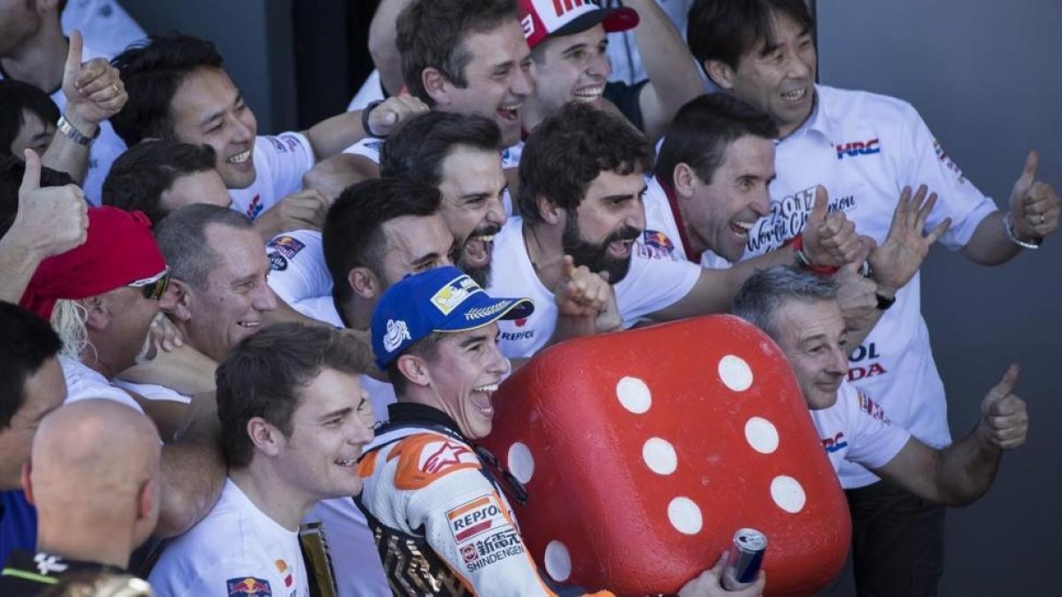 Marc Márquez celebra el título junto a todo su equipo.-/ MIGUEL LORENZO