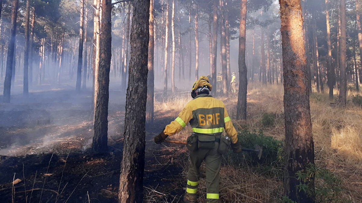 Una bombero de la Brif en el incendio de la Cueva.-HDS