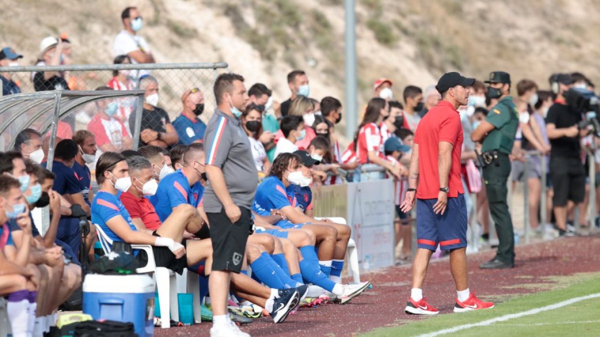 El entrenador numantino Diego Martínez, junto al Cholo Simeone, durante el encuentro del viernes. GONZALO MONTESEGURO