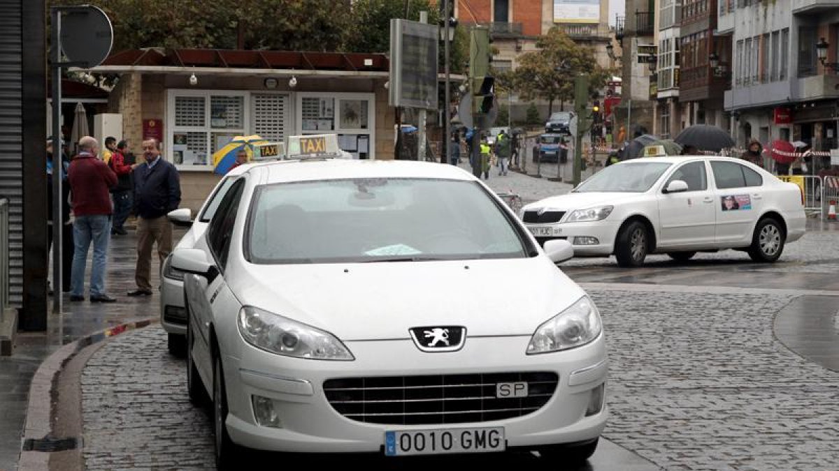 Taxis atravesando el lateral de Mariano Granados en Soria. HDS