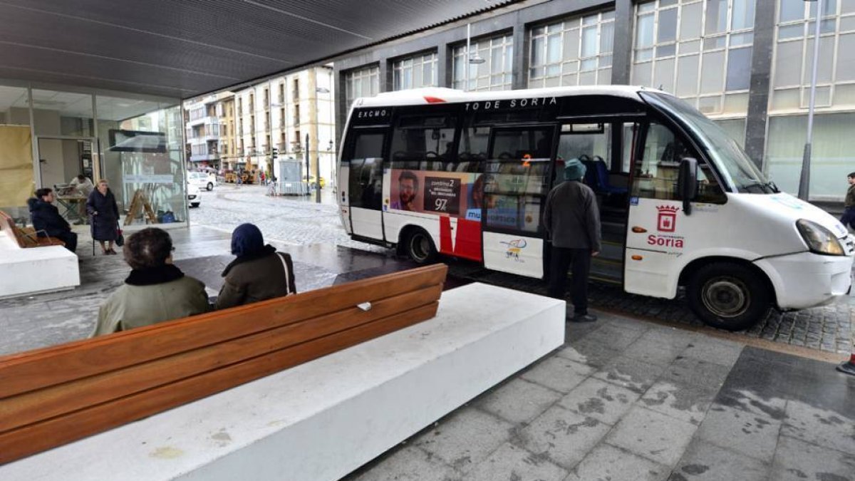 Uno de los autobuses urbanos en la parada de Mariano Granados.-ÁLVARO MARTÍNEZ