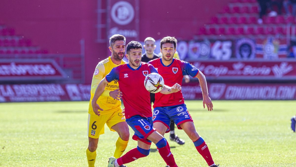 Tamayo y Diego Suárez, junto con el ex numantino Garmendia, en el partido de domingo ante el Formentera. MARIO TEJEDOR