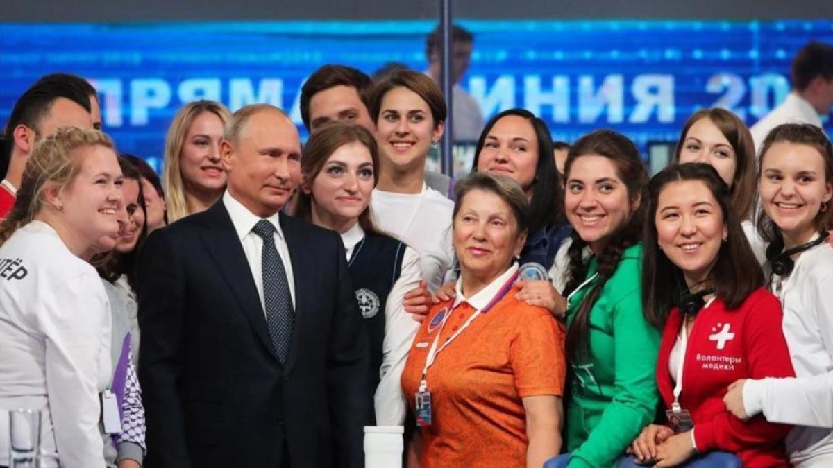 Putin, junto a un grupo de voluntarios tras el programa.-EFE / MICHAEL KLIMENTYEV